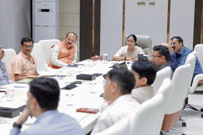 दिल्ली सचिवालय में झुग्गी पुनर्वास पर बैठक