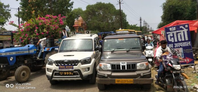 अव्यवस्था के विरोध में सड़क पर कार खड़ी कर बैठे बसपा जिलाध्यक्ष,लगा जाम