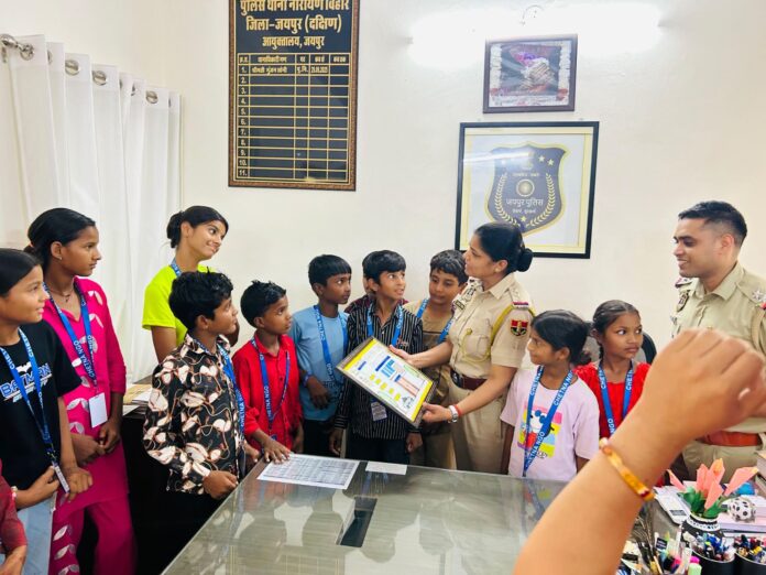 बच्चे पुलिस थाना दौरा बच्चे पुलिस थाना दौरा