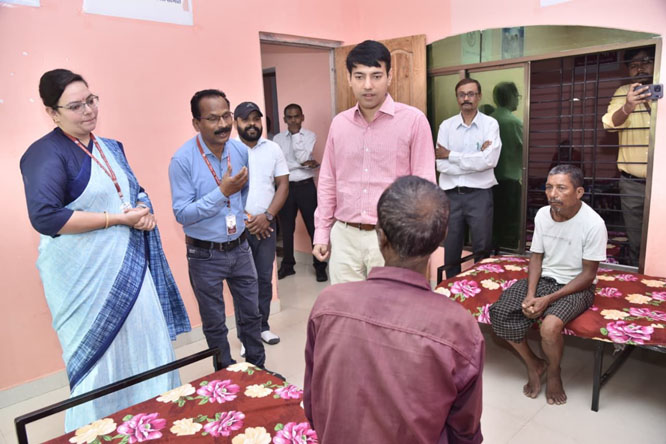 जिलाधिकारी ने नशा मुक्ति केंद्र का निरीक्षण किया जिलाधिकारी नशा मुक्ति केंद्र का निरीक्षण करते हुए