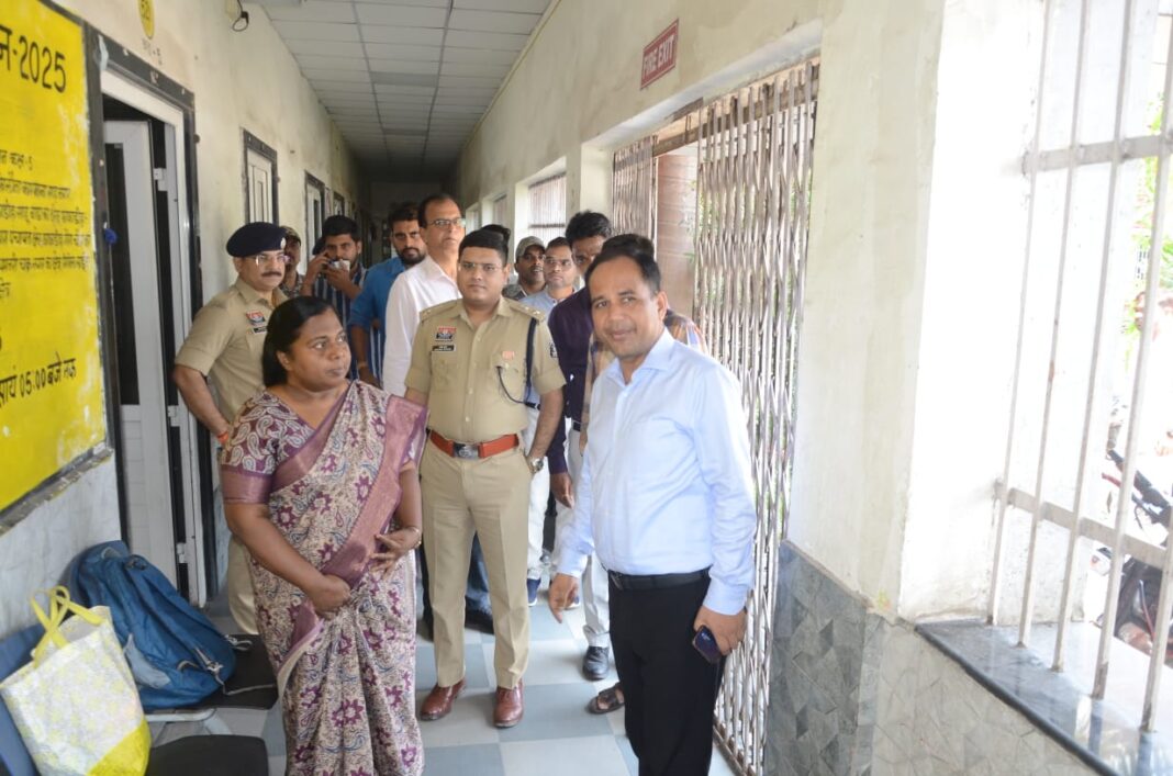 कलेक्टर डॉ. गौरव सिंह ने नीट परीक्षा की तैयारियों का लिया जायजा कलेक्टर डॉ. गौरव सिंह नीट परीक्षा तैयारी का जायजा लेते हुए