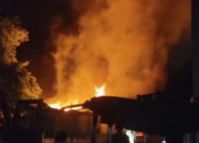 झांसी में भीषण अग्निकांड! पुलिस चौकी से भड़की आग, करोड़ों की संपत्ति जलकर राख झांसी में भीषण अग्निकांड! पुलिस चौकी से भड़की आग, करोड़ों की संपत्ति जलकर राख