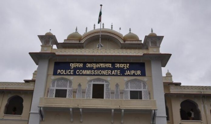 जयपुर नाकाबंदी में चालान काटती पुलिस