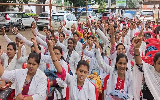 मध्य प्रदेश में स्वास्थ्य सेवाओं पर संकट! संविदा स्वास्थ्य कर्मचारी आज से अनिश्चितकालीन हड़ताल पर मध्य प्रदेश में स्वास्थ्य सेवाओं पर संकट! संविदा स्वास्थ्य कर्मचारी आज से अनिश्चितकालीन हड़ताल पर