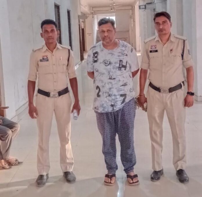 पुलिस ने आरोपी को गिरफ्तार किया पुलिस ने आरोपी को गिरफ्तार किया