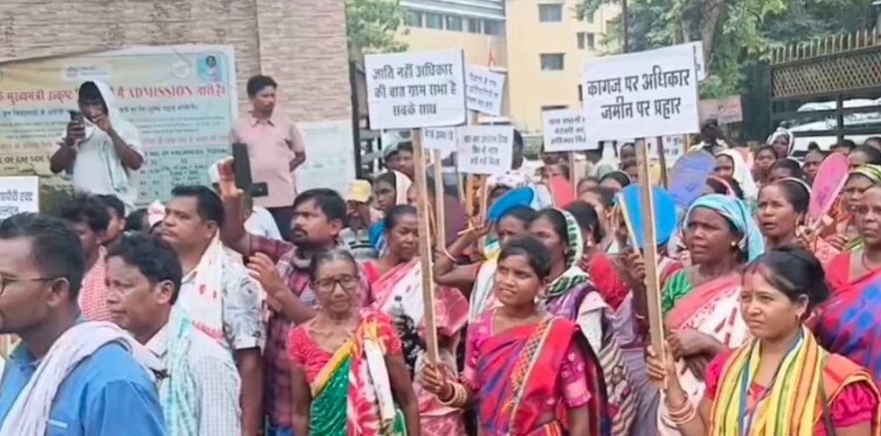झारखंड की पूर्व मुख्यमंत्री दुखनी सोरेन ने वाहन के बोनट पर चढ़कर किया प्रदर्शन दुखनी सोरेन वाहन के बोनट पर प्रदर्शन