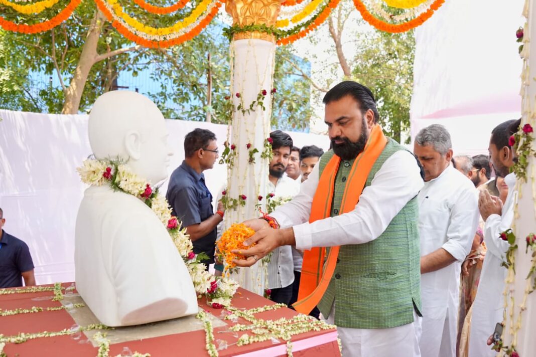 मुख्यमंत्री दिग्विजय सिंह ने महान विभूतियों को श्रद्धा सुमन अर्पित किया मुख्यमंत्री दिग्विजय सिंह श्रद्धा सुमन अर्पित करते हुए