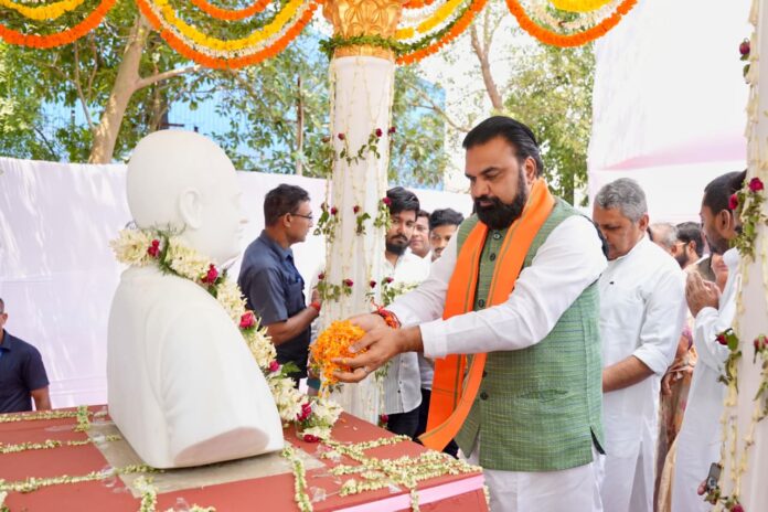 मुख्यमंत्री दिग्विजय सिंह श्रद्धा सुमन अर्पित करते हुए