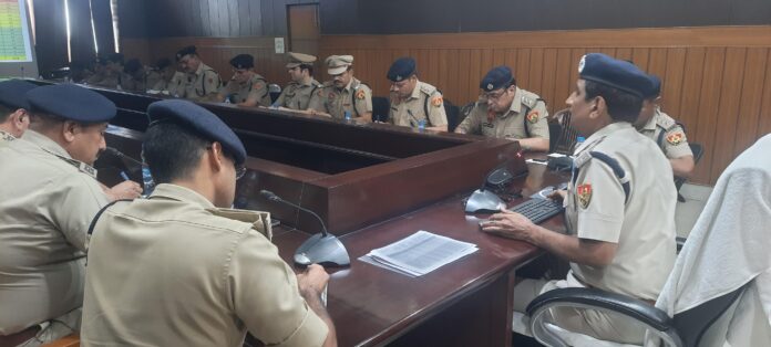पुलिस समीक्षा बैठक में एसपी