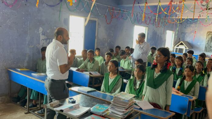 डीसी ऋतुराज ने स्कूल में बच्चों को पढ़ाया, जज्बा लाजवाब!