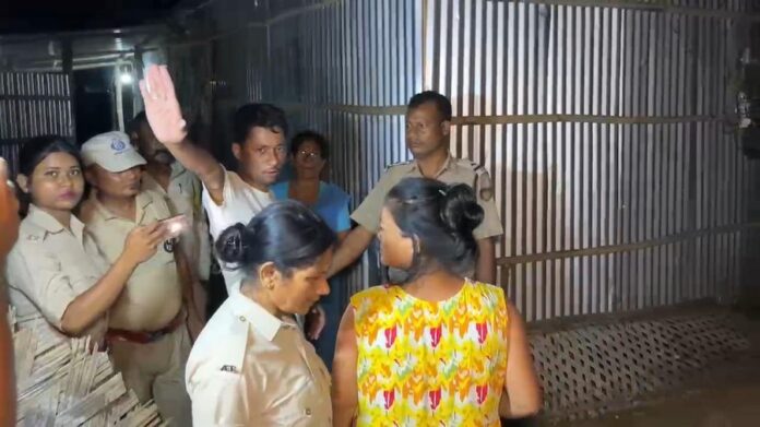 असम में अवैध शराब के खिलाफ छापेमारी