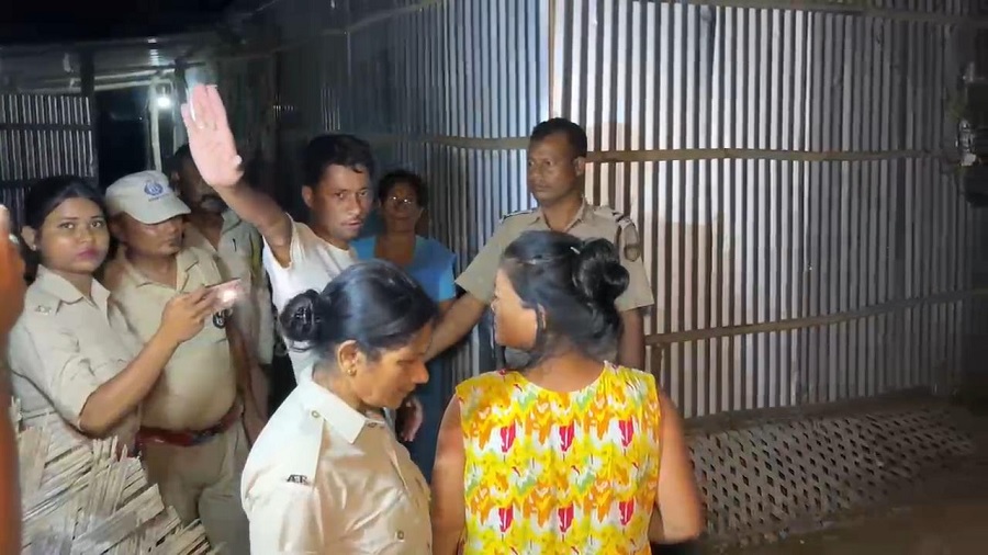 असम में अवैध शराब के खिलाफ बड़ी कार्रवाई: कामरूप के शुवालकुची में पुलिस और आबकारी विभाग की संयुक्त छापेमारी असम में अवैध शराब के खिलाफ छापेमारी