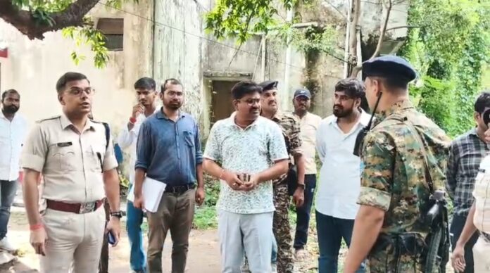 धनबाद में घटनास्थल का जायजा लेते एसएसपी और अन्य वरिष्ठ अधिकारी