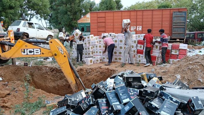 94 मामलों में जब्त 800 से अधिक कार्टन अवैध शराब नष्ट