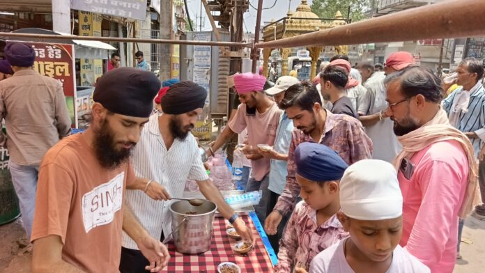 पुराना बस स्टैंड के पास समाज द्वारा चना एवं शीतल शर्बत का प्रसादी वितरण किया गया।
