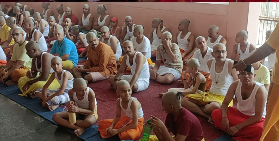 दतिया की पीताम्बरा पीठ में वैदिक परंपरा के अनुसार वटुकों का भव्य यज्ञोपवीत संस्कार सम्पन्न दतिया की पीताम्बरा पीठ में वैदिक परंपरा के अनुसार वटुकों का भव्य यज्ञोपवीत संस्कार सम्पन्न