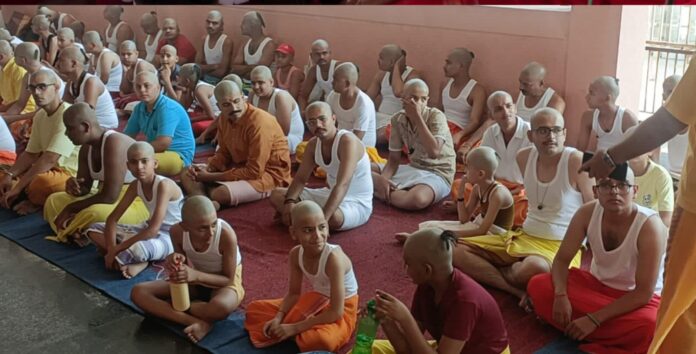दतिया की पीताम्बरा पीठ में वैदिक परंपरा के अनुसार वटुकों का भव्य यज्ञोपवीत संस्कार सम्पन्न