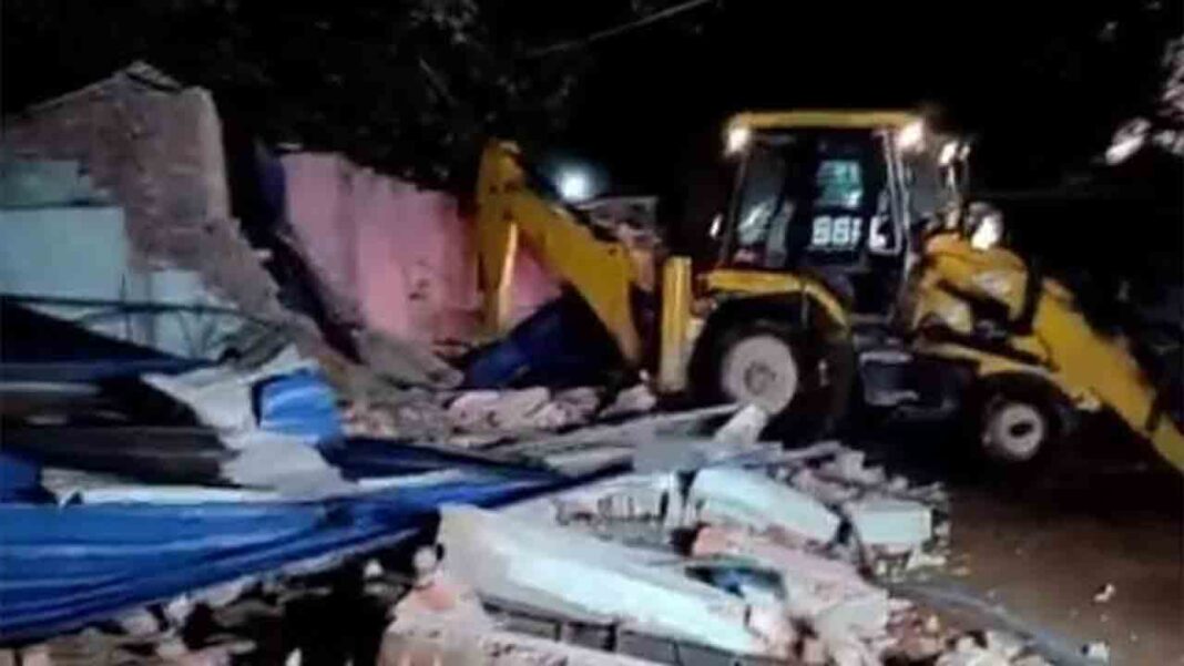 जादवपुर में बुलडोजर कार्रवाई पर बवाल! लाठीचार्ज में कई घायल, माकपा नेता हिरासत में जादवपुर में बुलडोजर कार्रवाई पर बवाल! लाठीचार्ज में कई घायल, माकपा नेता हिरासत में