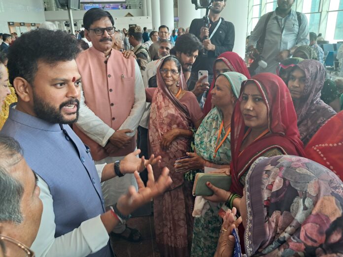 केंद्रीय नागरिक उड्डयन मंत्री किसान महिलाओं से बातचीत