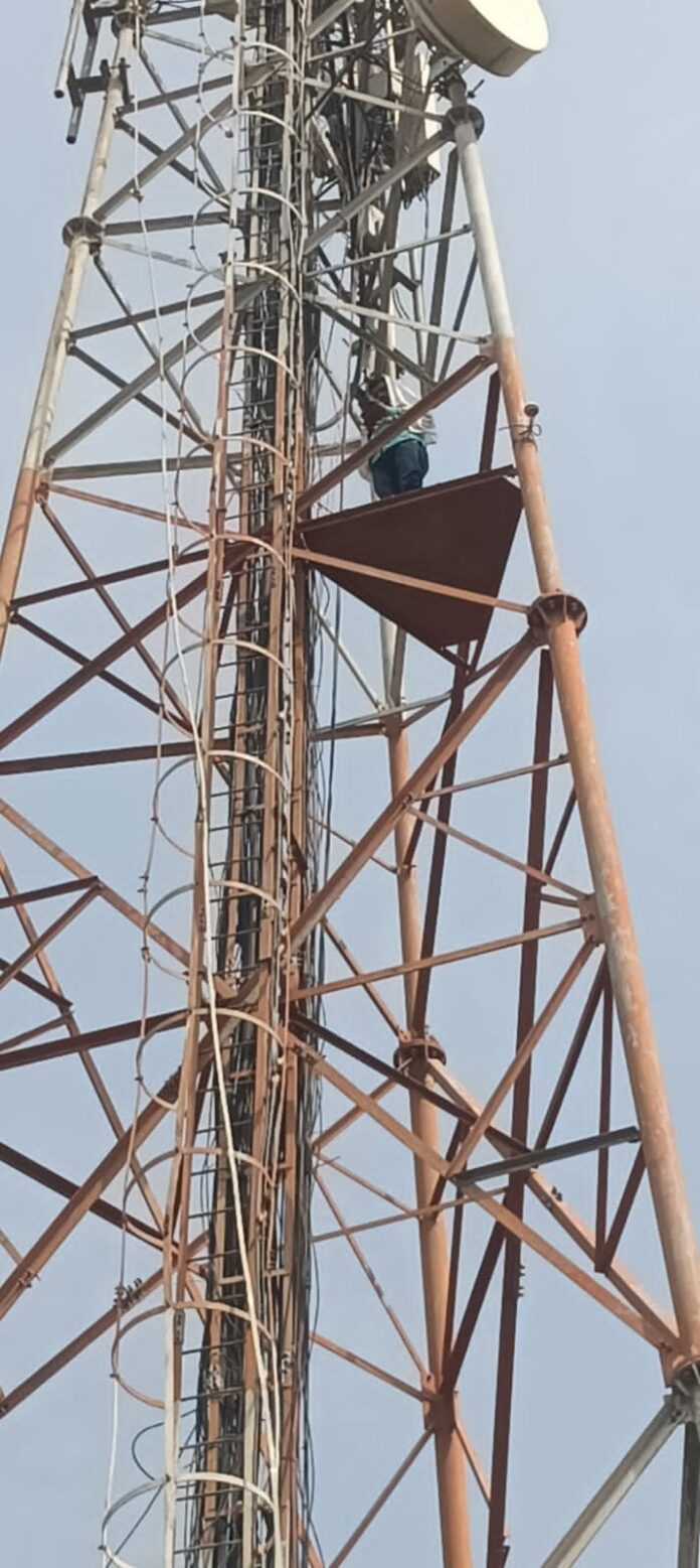 किसान ने मोबाइल टॉवर पर चढ़कर किया आत्महत्या का प्रयास किसान ने मोबाइल टॉवर पर चढ़कर किया आत्महत्या का प्रयास
