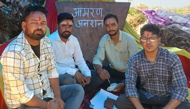 टिहरी के खैट पर्वत पर मांगों को लेकर आमरण अनशन पर बैठे मोर्चा से जुड़े युवा। टिहरी के खैट पर्वत पर मांगों को लेकर आमरण अनशन पर बैठे मोर्चा से जुड़े युवा।