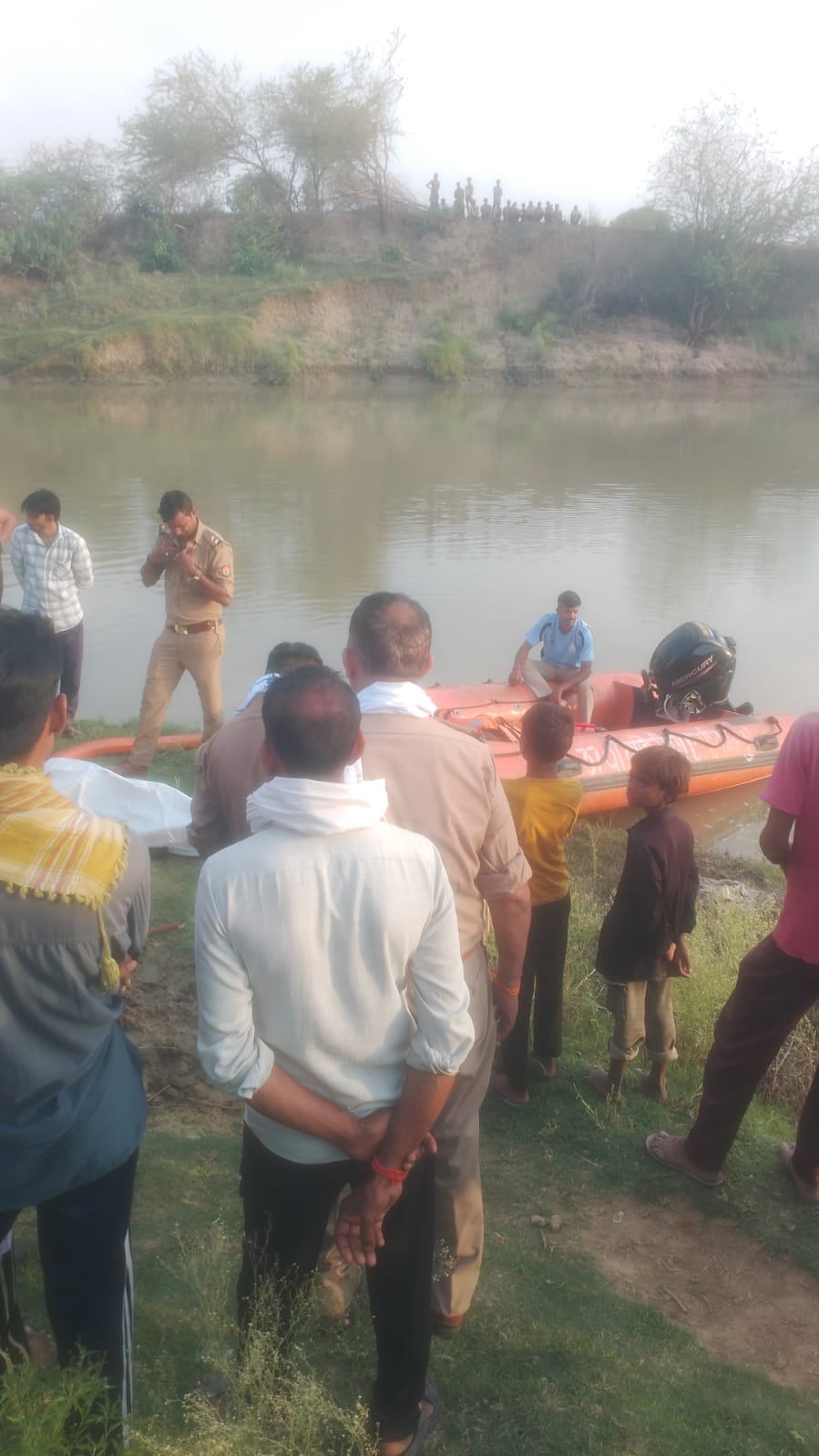 24 घंटे बाद मिला बुजुर्ग का शव! नदी में डूबने से गांव में पसरा मातम 24 घंटे बाद मिला बुजुर्ग का शव! नदी में डूबने से गांव में पसरा मातम