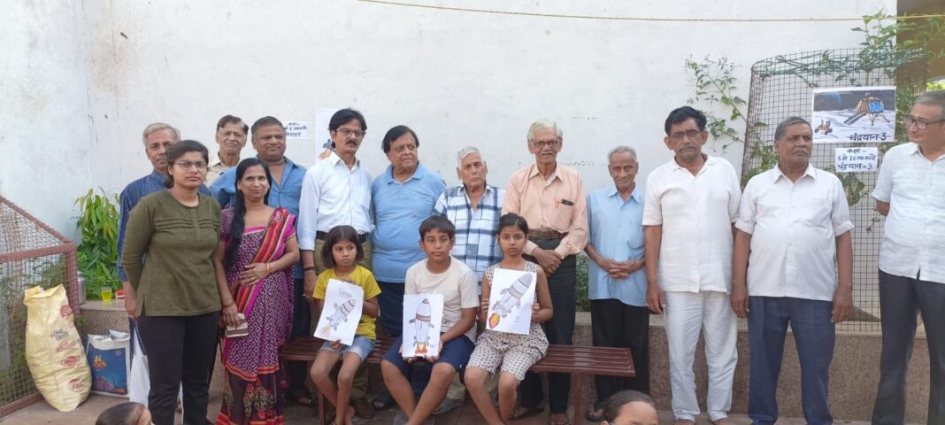 बच्चों की रंगीन कूचियों ने बिखेरा प्रतिभा का जादू बच्चे पेंटिंग प्रतियोगिता में