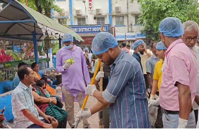सिलीगुड़ी जिला अस्पताल में भाजपा युवा मोर्चा का स्वच्छ भारत अभियान, मरीजों के परिजनों को बांटे फल सिलीगुड़ी जिला अस्पताल में भाजपा युवा मोर्चा का स्वच्छ भारत अभियान, मरीजों के परिजनों को बांटे फल