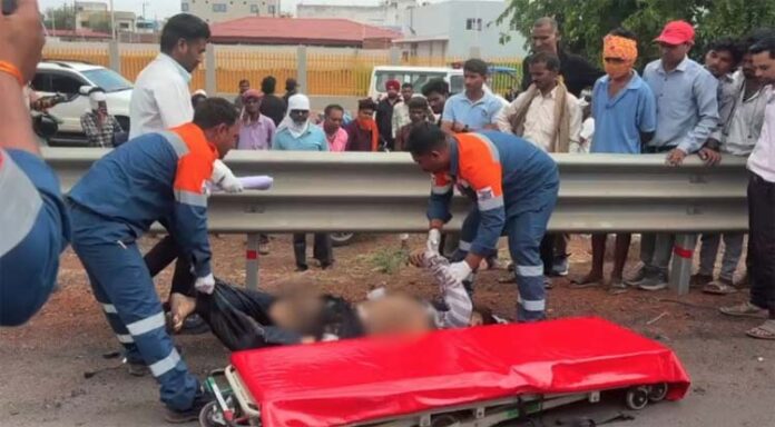 तेज रफ्तार ट्रेलर की चपेट में आकर मोटरसाइकिल सवार युवक की मौत
