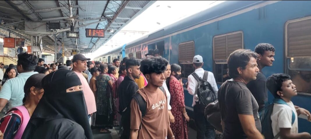 ट्रेन में यात्रियों की भारी भीड़, अररिया स्टेशन पर यात्रियों का हुजूम ट्रेन में यात्रियों की भारी भीड़, अररिया स्टेशन पर यात्रियों का हुजूम