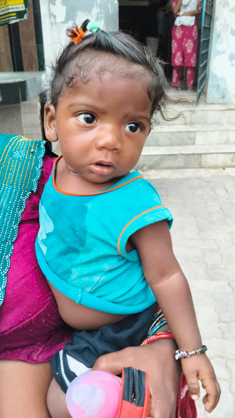बाल-बाल बचा मासूम