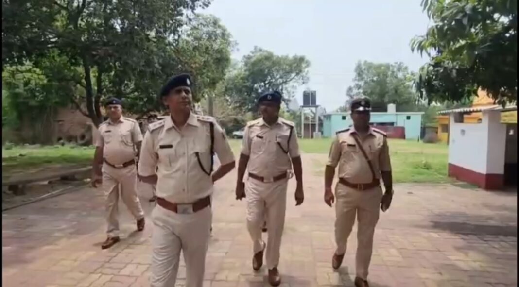 थाना परिसर का निरक्षण करते एसडीपीओ एवं अन्य पुलिस पदाधिकारी गण थाना परिसर का निरक्षण करते एसडीपीओ एवं अन्य पुलिस पदाधिकारी गण