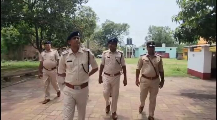 थाना परिसर का निरक्षण करते एसडीपीओ एवं अन्य पुलिस पदाधिकारी गण