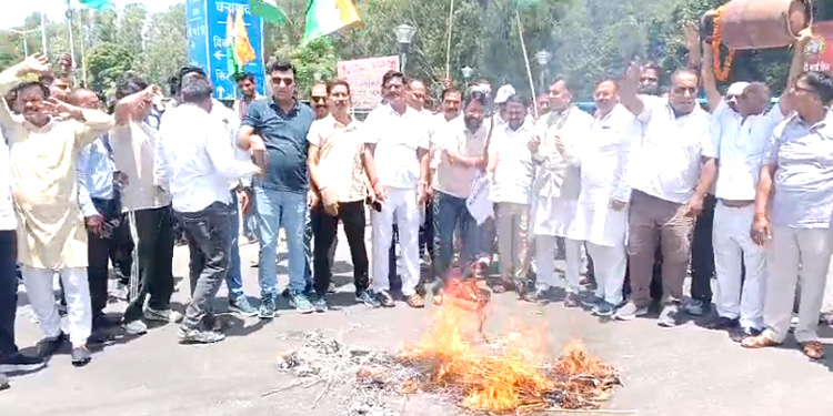कांग्रेस का जोरदार प्रदर्शन, सरकार के खिलाफ आवाज बुलंद कांग्रेस प्रदर्शन