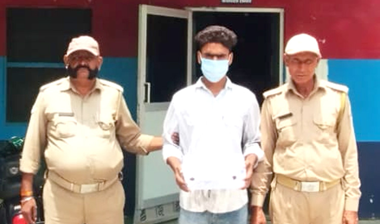 घर में घुसकर की फायरिंग! हत्या के प्रयास का मुख्य आरोपित समीर गिरफ्तार घर में घुसकर की फायरिंग! हत्या के प्रयास का मुख्य आरोपित समीर गिरफ्तार