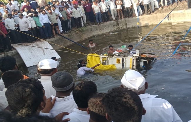 महाराष्ट्र के सोलापुर जिले में वाहन दुर्घटना (प्रतिकात्मक चित्र)।