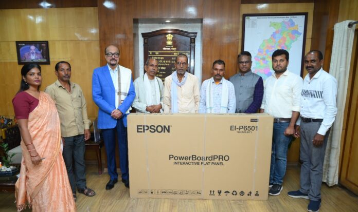 राज्यपाल डेका द्वारा मरका गांव में डिजिटल बोर्ड का शुभारंभ