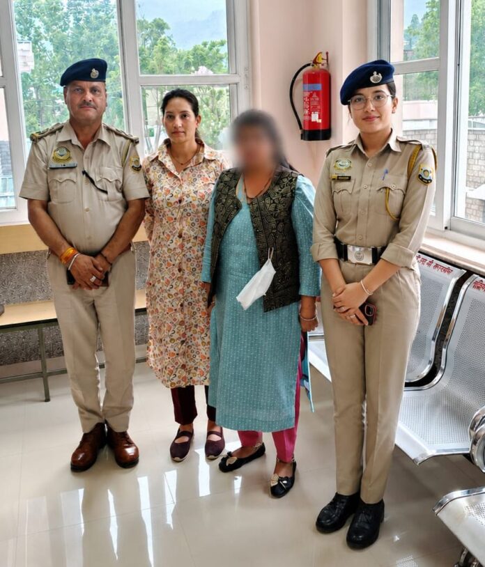 महिला गिरफ्तारी महिला गिरफ्तारी