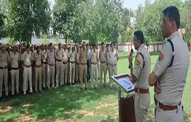 डीएसपी ने पुलिस अधिकारियों को संबोधित किया। डीएसपी पुलिस अधिकारियों को संबोधित करते हुए