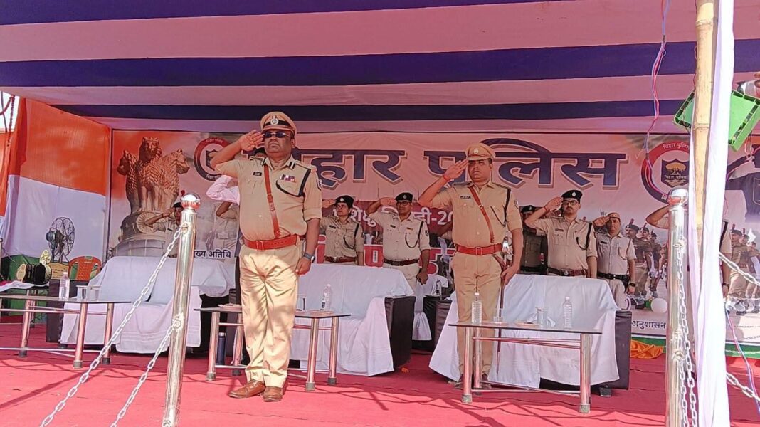 दीक्षांत पासिंग आउट परेड को सलामी देते डीआईजी एवं एसपी डीआईजी और एसपी दीक्षांत परेड में सलामी देते हुए