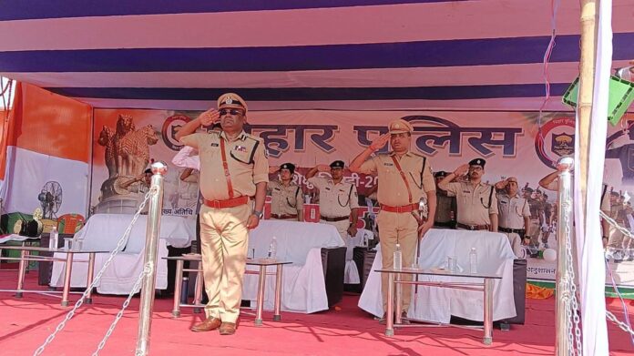 डीआईजी और एसपी दीक्षांत परेड में सलामी देते हुए