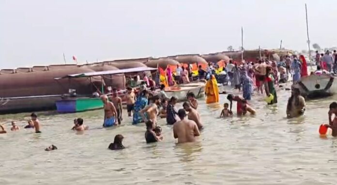 गंगा स्नान करते भक्त गंगा स्नान करते भक्त