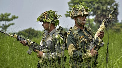 भारत-बांग्लादेश सीमा पर बड़ा बदलाव! जानिए क्यों होगा शून्य-रेखा गांवों का पुनर्वास भारत-बांग्लादेश सीमा पर बड़ा बदलाव! जानिए क्यों होगा शून्य-रेखा गांवों का पुनर्वास