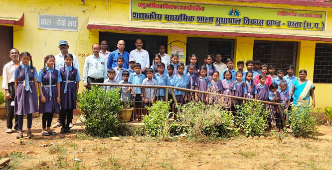 शाला प्रवेशोत्सव में लापरवाह शिक्षकों को नोटिस