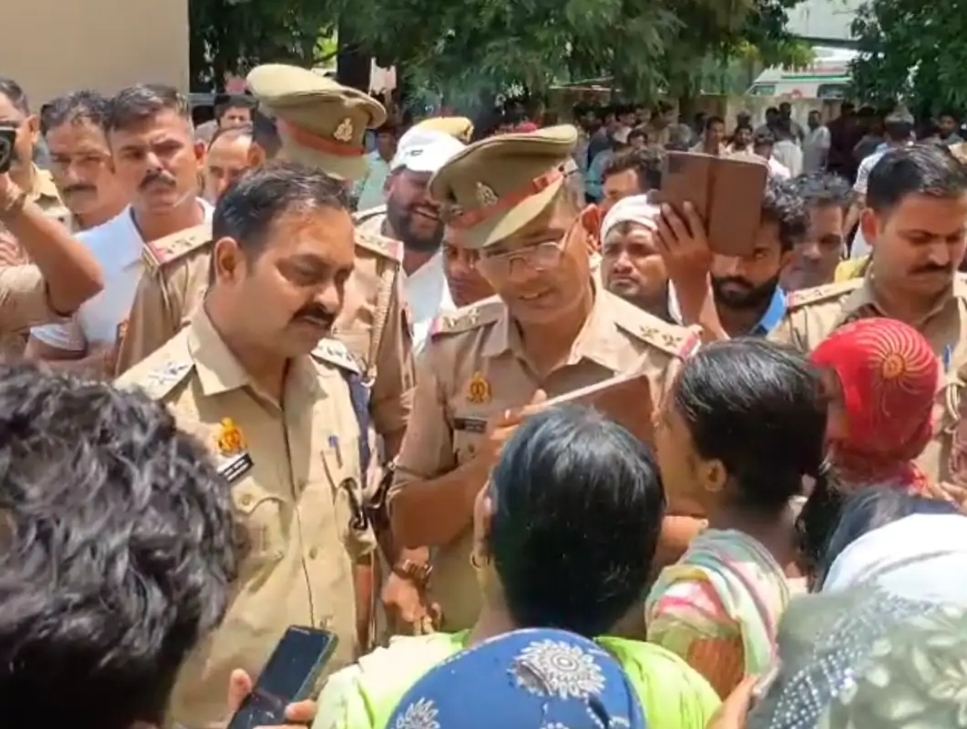 परिजनों को समझाते पुलिस क्षेत्राधिकारी