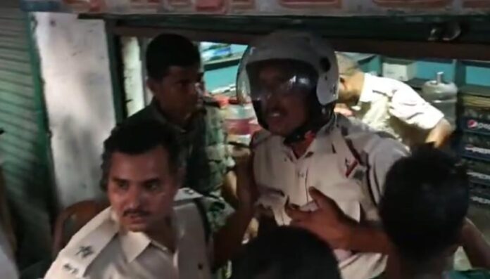 पुलिस पदाधिकारी और जवान को बचाते थाना प्रभारी