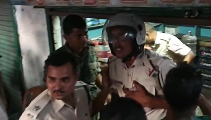 पुलिस पदाधिकारी और जवान को बचाते थाना प्रभारी पुलिस पदाधिकारी और जवान को बचाते थाना प्रभारी