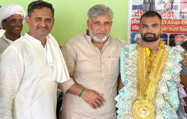 सोनीपत में अंतरराष्ट्रीय पहलवान दीपक राठी का भव्य स्वागत सोनीपत में अंतरराष्ट्रीय पहलवान दीपक राठी का भव्य स्वागत