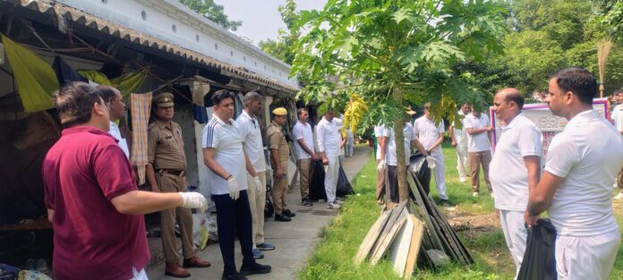 पुलिस अधिकारी बने सफाई मिसाल, झाड़ू पकड़कर दिया स्वच्छता का संदेश पुलिस अधिकारी बने सफाई मिसाल, झाड़ू पकड़कर दिया स्वच्छता का संदेश