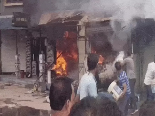 भीषण आग: मल्टी के नीचे स्थित हार्डवेयर दुकान में लगी भयानक आग
